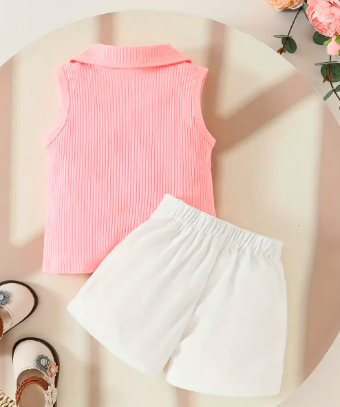Sleeveless Solid Color Top with a Collar And Floral White Shorts