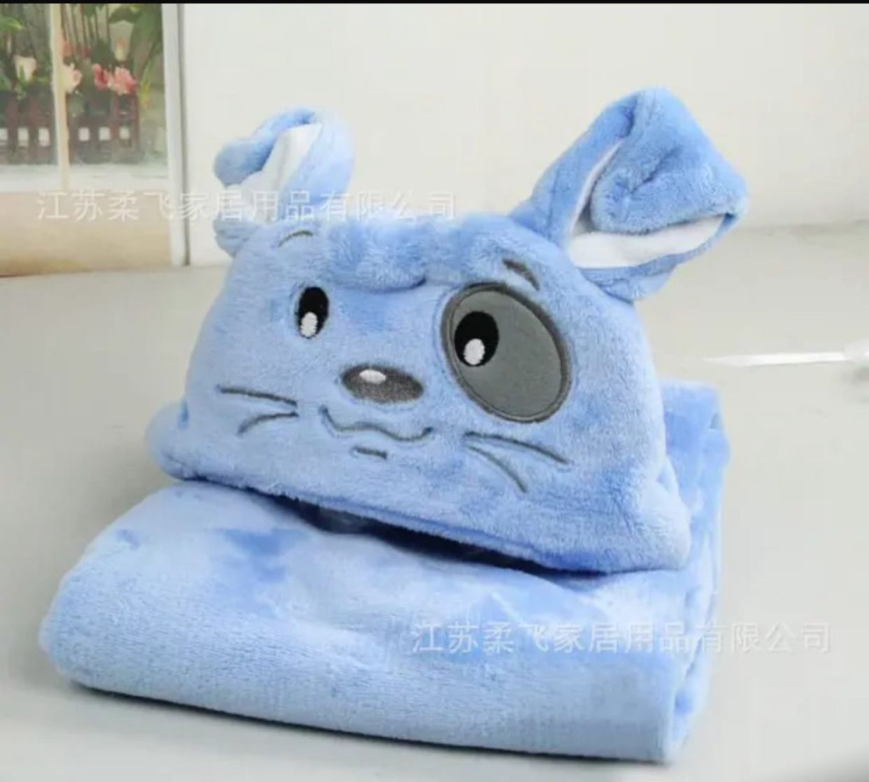 CHARACTER BLANKET RANDOM